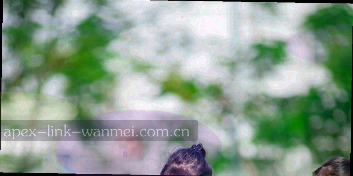 深墨绿底色上铺开的细网格与刻度纹理，青柠色线条沿刻度标注延伸